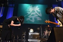 突然ステージ上で夢眠ねむ（右）にプロポーズするも「僕と結婚してくだ……」「ごめんなさい！」と食い気味にフラれるスネオヘアー（右）。