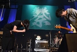 突然ステージ上で夢眠ねむ(右)にプロポーズするも「僕と結婚してくだ……」「ごめんなさい!」と食い気味にフラれるスネオヘアー(右)。