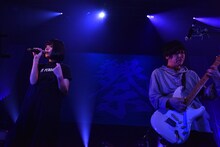 「ナイフ」を披露する夢眠ねむ（左）とスネオヘアー（右）。