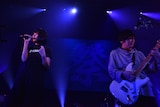 「ナイフ」を披露する夢眠ねむ(左)とスネオヘアー(右)。