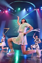 リボンを回す夢眠ねむ（中央）。