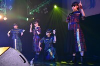 「Minimum Reaction Girl - MMR」を披露するRYUTist。