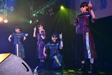 「Minimum Reaction Girl - MMR」を披露するRYUTist。