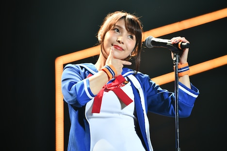 新田恵海が演じる主人公の明坂芹菜。