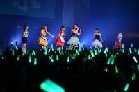 6人で「ララァ」する水玉おんらいん、横縞おふらいん、ニァピン。