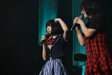 夢眠ねむ（左）とみ～こ（右 / MOSAIC.WAV）。