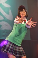 ポーズを決める夢眠ねむ。