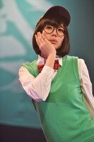 ポーズを決める夢眠ねむ。