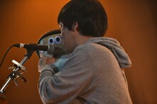 たぬきゅんと会話するスネオヘアー。