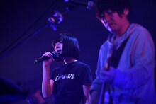 「ナイフ」を披露する夢眠ねむ（左）とスネオヘアー（右）。