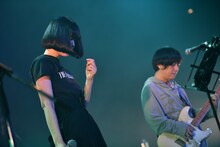 スネオヘアー（右）の演奏に乗せて「ナイフ」を歌う夢眠ねむ（左）。
