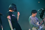 スネオヘアー(右)の演奏に乗せて「ナイフ」を歌う夢眠ねむ(左)。