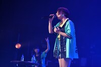 「片翼のイカロス」を歌う吉河順央（右）とケチャをする夢眠ねむ（左）。