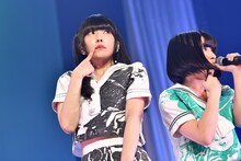 でんぱ組.incの相沢梨紗（左）と根本凪（右）。