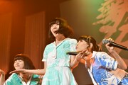 根本凪（左）と藤咲彩音（右）の顔を手に乗せる夢眠ねむ（中央）。