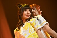 背中合わせの鹿目凛（左）と成瀬瑛美（右）。