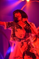 リボンを回す根本凪。