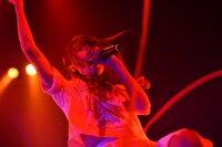 リボンを回す成瀬瑛美。