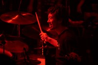 伊地知潔（Dr）（Photo by Terukazu Sugino）