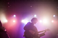 稲見喜彦（B, Vo, Syn）（Photo by Hiroaki Kuwabara）