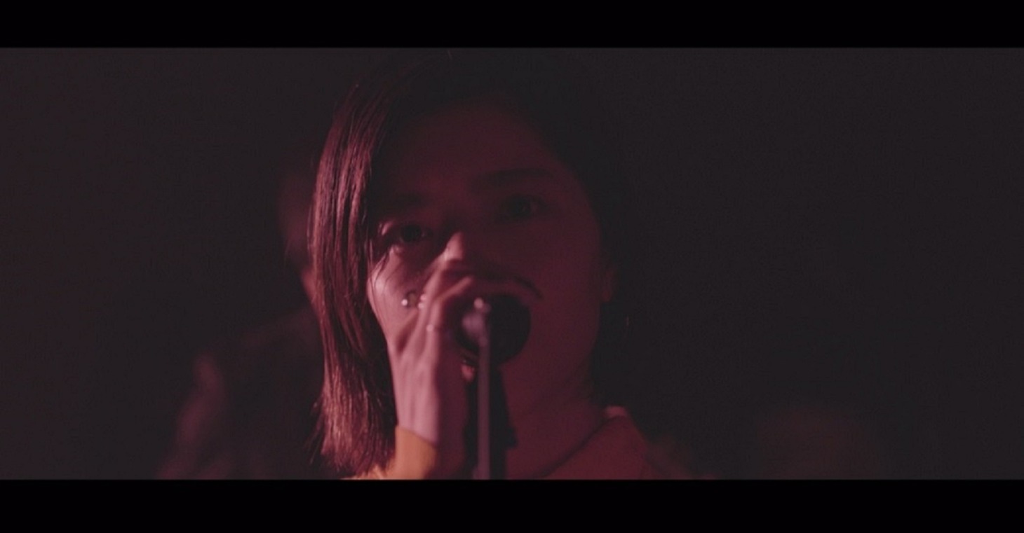 大比良瑞希「いかれたBABY」ミュージックビデオのワンシーン。