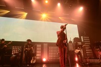 人気画像4位は「センラ、5年ぶりワンマンで豊洲PITを黄色一色に染め上げる」より、センラ「SENRA LIVE TOUR S STILO!!! :RE」の様子。（撮影：小松陽祐［ODD JOB］）