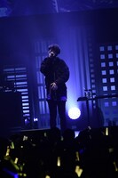 人気画像7位は「センラ、5年ぶりワンマンで豊洲PITを黄色一色に染め上げる」より、センラ。（撮影：小松陽祐［ODD JOB］）