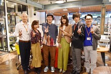 「獣になれない私たち」撮影現場を訪問したビッケブランカ（左から3番目）。