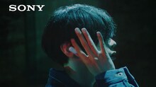 米津玄師が出演するソニーのワイヤレスイヤホン「WF-SP900」CMのワンシーン。