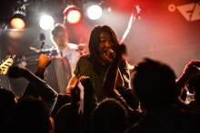 吉田涼（Vo / SABANNAMAN）（撮影：清水ケンシロウ）