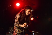 ダブルアンコールでマイクを持つ糸数航平（B / SABANNAMAN）。（撮影：清水ケンシロウ）