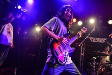 ダブルアンコールでベースを演奏する吉田涼（Vo / SABANNAMAN）。（撮影：清水ケンシロウ）