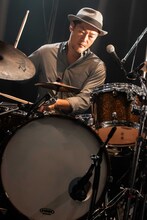 亀井亨（Dr）（撮影：藤井拓）