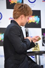 「EX SUPPLI PARTY」を手に取る白濱亜嵐（GENERATIONS from EXILE TRIBE）。