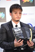 「EX PROTEIN」を抱える数原龍友。