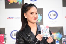 「EX SUPPLI BLOCK」を手に取る藤井夏恋（E-girls）。