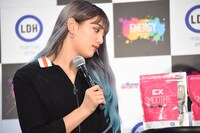 「EX SMOOTHIE」と須田アンナ。