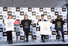 Tシャツを広げる須田アンナ、藤井夏恋、数原龍友、白濱亜嵐。