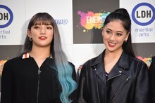 E-girlsの須田アンナ、藤井夏恋。