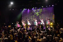 ロケッターとタオルを振り回すはちみつロケット。