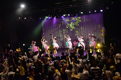 ロケッターとタオルを振り回すはちみつロケット。