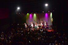 客席にウェーブを起こすはちみつロケット。