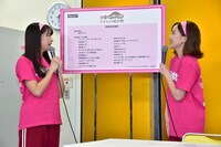 「第2回 ももいろ歌合戦」の出演者第1弾をあらて紹介する佐々木彩夏（左）と百田夏菜子（右）。
