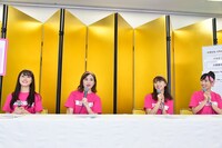 記者会見を行うももいろクローバーZ。