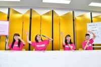 AbemaTVの視聴者に手を振るももいろクローバーZ。