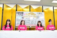 記者会見を行うももいろクローバーZ。