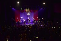 「MOTTO MOTTO!!」でロケッターと一緒にフラッグを振るはちみつロケット。