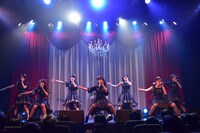 「お願いメテロティス」で椅子を使ったパフォーマンスを披露するはちみつロケット。