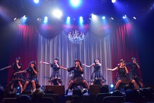 「お願いメテロティス」で椅子を使ったパフォーマンスを披露するはちみつロケット。