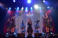 「お願いメテロティス」で椅子を使ったパフォーマンスを披露するはちみつロケット。